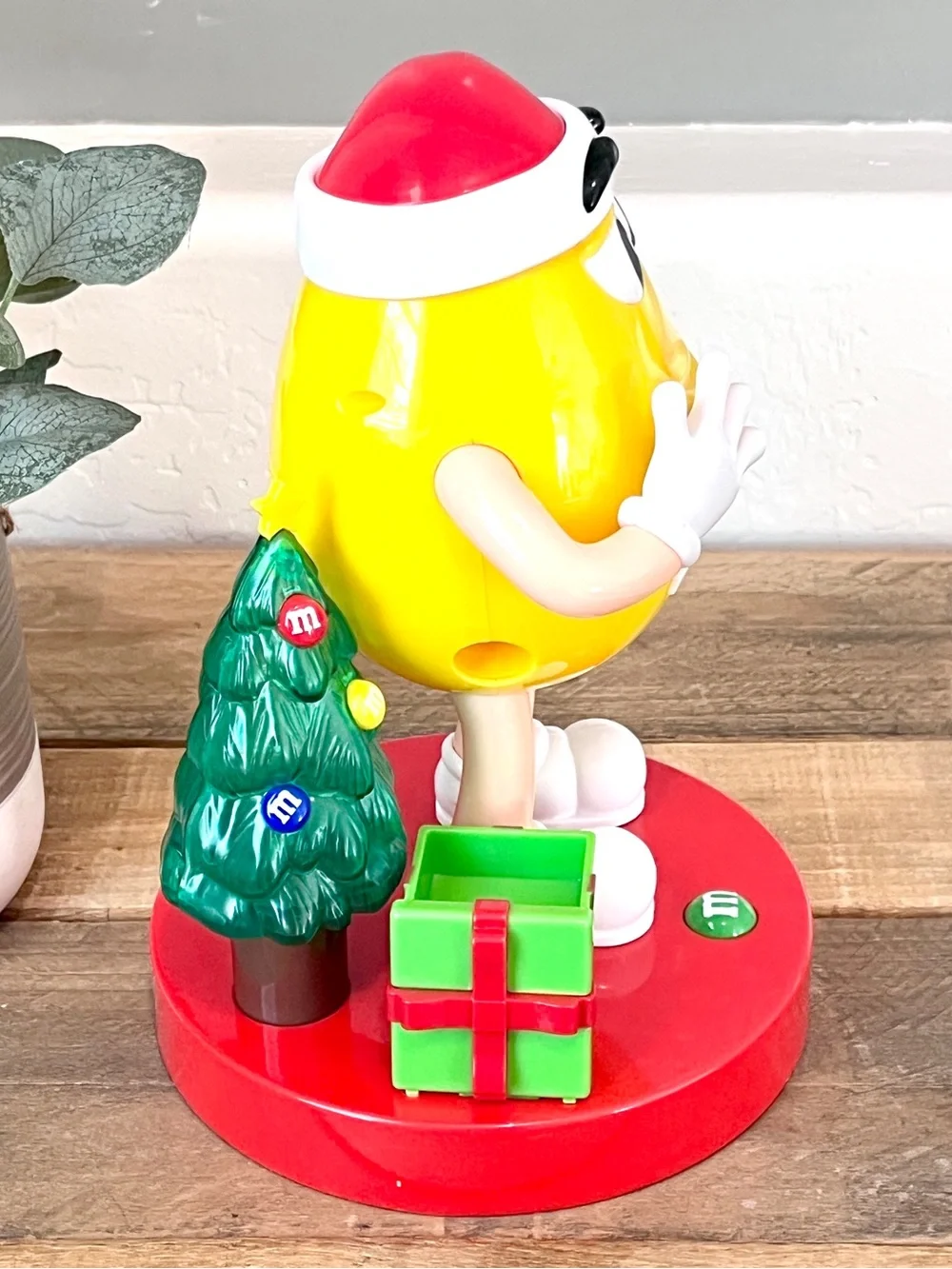 Mars M&M’s Yellow Character Christmas Candy Dispenser 2016 Lights Music